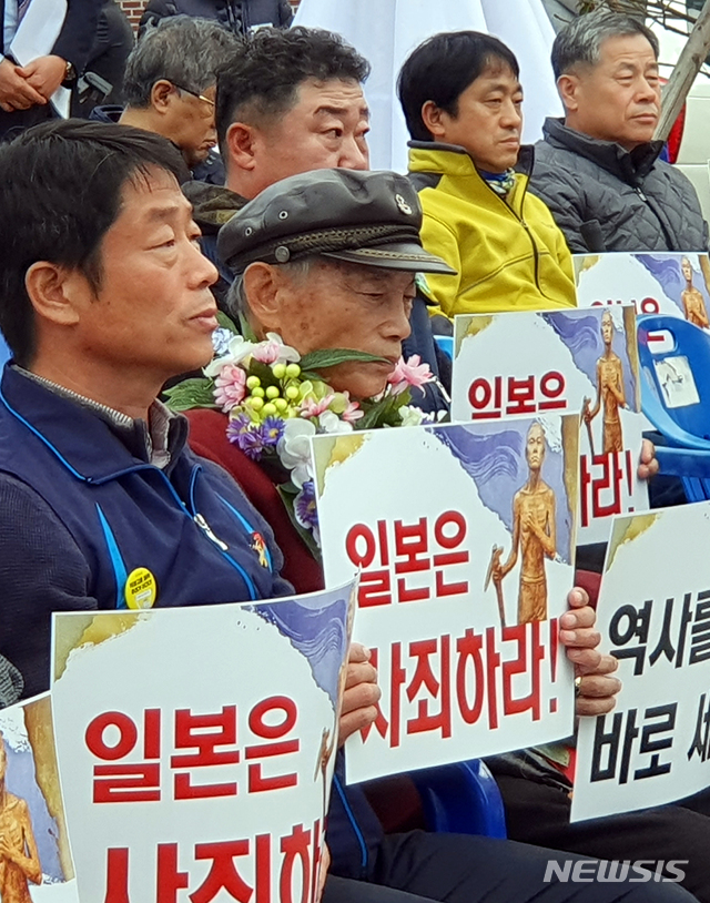 【목포=뉴시스】박상수 기자 = 일제강점기 강제징용 피해자 박정규(95) 옹이 13일 오후 전남 목포시 중앙동 근대역사2관 옆 소공원에서 열린 '노동자상' 제막식에서 "역사를 바로세우자"는 피켓을 들고 있다. 2019.11.13. parkss@newsis.com