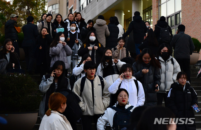 【청주=뉴시스】 인진연 기자 = 2020학년도 대학수학능력시험일인 14일, 56지구 12시험장인 충북 청주 산남고등학교에서 시험을 마친 수험생들이 홀가분한 표정으로 시험장을 나서고 있다. 2019.11.14. inphoto@newsis.com