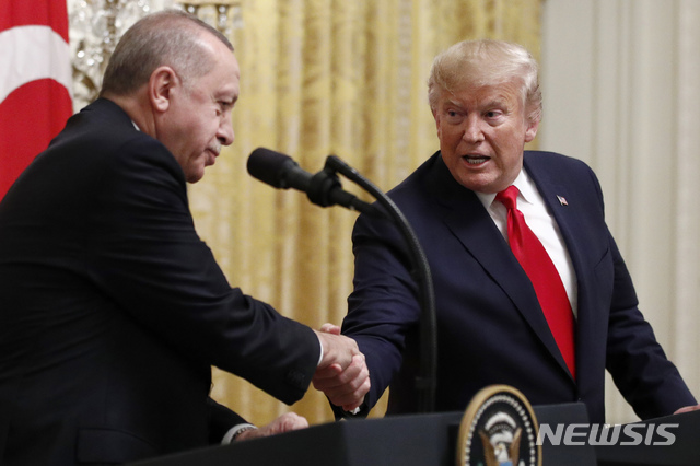 【워싱턴=AP/뉴시스】도널드 트럼프(오른쪽) 미국 대통령과 레제프 타이이프 에르도안 터키 대통령이 지난 13일 백악관 집무실에서의 정상회담을 마치고 이스트룸에서 공동 기자회견을 하며 악수하고 있다. 2019.11.17.