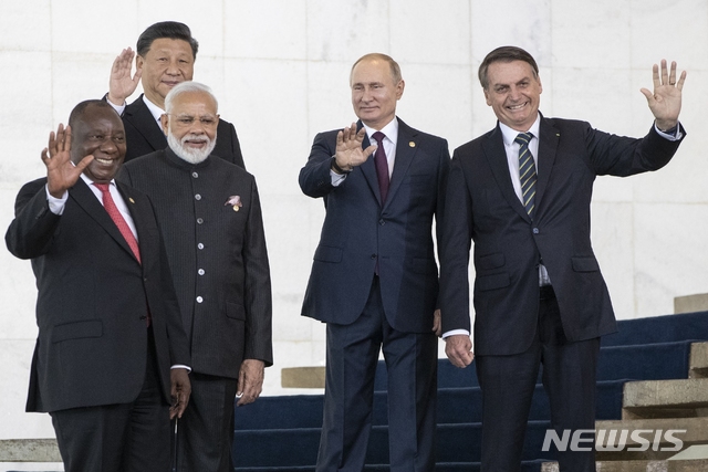 【브라질리아=AP/뉴시스】14일(현지시간) 브라질 수도 브라질리아에서 열린 브릭스(BRICS) 정상회의에서 회원국 정상들이 단체 사진을 촬영하고 있다.맨왼쪽부터 시릴 라마포사 남아공 대통령, 시진핑 중국 국가주석, 나렌드라 모디 인도 총리, 블라디미르 푸틴 러시아 대통령, 자이르 보우소나루 브라질 대통령. 2019.11.14.
