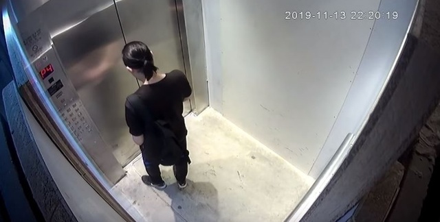 【서울=뉴시스】15일 홍콩01 등은 13일 홍콩 외곽 지역에서 추락사한 남성은 자살한 것으로 보인다고 보도했다. 당일 사건 현장 폐쇄회로(CC)TV 영상을 캡쳐한 사진으로, 이 남성이 혼자 엘리베이터를 타고 건물 옥상으로 올라가고 있다. <사진출처: 홍콩01> 2019.11.15 
