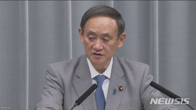 【서울=뉴시스】 일본 스가 요시히데 관방장관이 지난 15일 정례 기자회견을 가지고 있다. (사진출처: NHK 화면 캡처) 2019.11.15