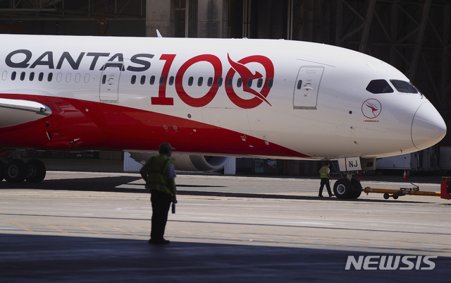 [AP/뉴시스] 지난해 11월15일(현지시간) 호주 뉴사우스웨일스주 시드니 공항에 콴타스 항공의 보잉 787-9 드림라이너가 도착한 모습. 콴타스 항공이 제공한 사진이다. 2020.11.24.