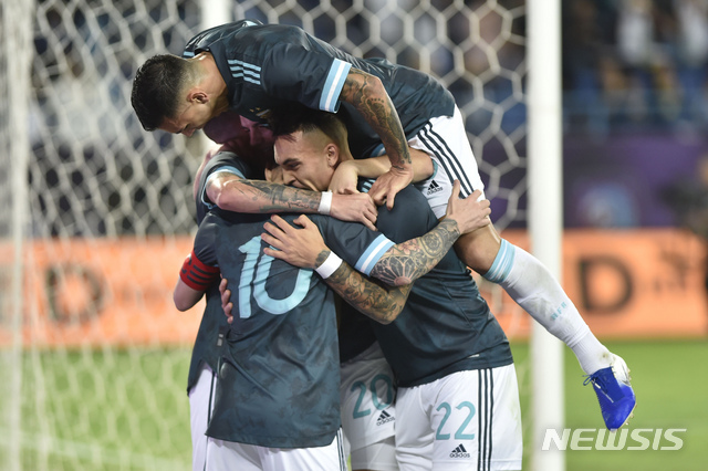 【리야드(사우디아라비아)=AP/뉴시스】메시의 선제골에 환호하는 아르헨티나 선수들. 2019.11.16