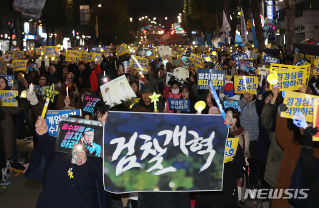 [서울=뉴시스]고승민 기자 = 지난 2019년 11월16일 서울 서초구 교대역 사거리에서 열린 '끝까지 검찰개혁, 서초동 시민참여 촛불문화제'가 열리고 있다. 2019.11.16. kkssmm99@newsis.com