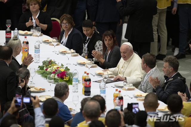 【바티칸시티=AP/뉴시스】프란치스코 교황이 17일(현지시간) 3번째 '세계 빈자의 날'을 맞아 바티칸에서 노숙자와 실직자 등 빈곤층과 함께 식사하고 있다. 교황은 소수 부자의 탐욕이 빈곤 문제를 악화시키고 지적했다. 2019.11.18 