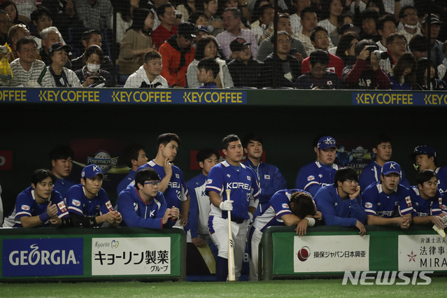 【도쿄=AP/뉴시스】 한국 야구 대표팀이 17일 일본 도쿄돔에서 열린 일본과의 2019 세계야구소프트볼연맹(WBSC) 프리미어12 결승에서 3-5로 뒤진 9회초 침통한 표정으로 그라운드를 바라보고 있다. 2019.11.17