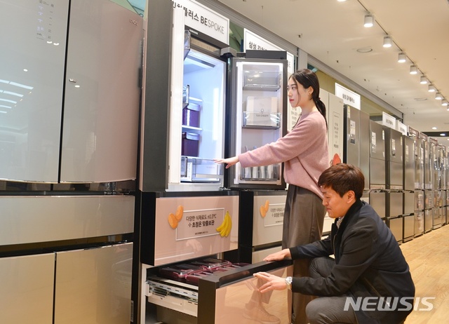 【서울=뉴시스】전자랜드 매장에서 고객들이 스탠드형 김치냉장고를 살펴보고 있다. 