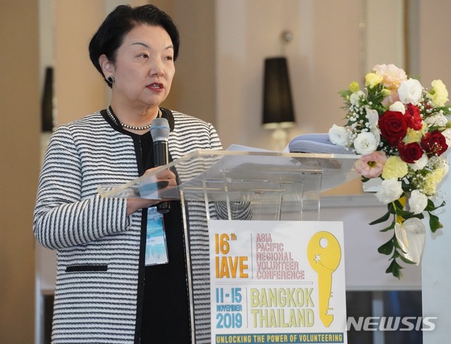 【서울=뉴시스】지난 15일 태국 방콕에서 진행된 ‘IAVE 아시아·태평양 자원봉사 컨퍼런스’에서 민희경 CJ제일제당 사회공헌추진단장이 'Stronger together'를 주제로 기조연설을 하고 있다.