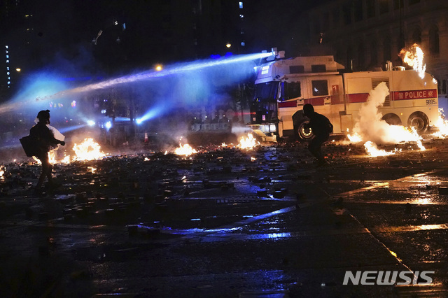 【홍콩=AP/뉴시스】18일 홍콩 이공대(폴리테크닉대) 캠퍼스에서 시위대가 경찰 장갑차에 화염병을 던지고 있다. 2019.11.18 