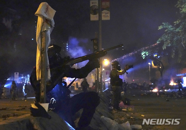 【 홍콩=AP/뉴시스】홍콩 경찰이 18일 새벽 시위대가 점거한 이공대(폴리테크닉) 캠퍼스 안으로 진입할 준비를 하면서 총을 겨누고 있다. 홍콩 경찰은 이날 앞서 시위대를 향해 치명적 무기를 사용을 중단하지 않으면 실탄을 쏘겠다고 통보했다. 2019.11.18
