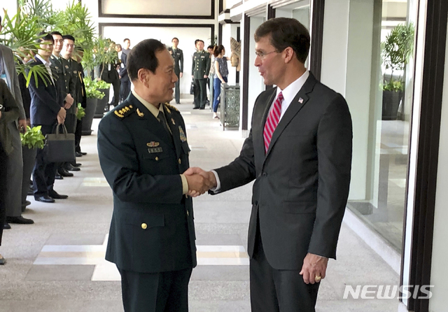 [방콕=AP/뉴시스]마크 에스퍼 미국 국방장관(오른쪽)과 중국 웨이펑허(魏鳳和) 국방부장(장관급)이 18일(현지시간) 아세안 확대 국방장관회의(ADMM-Plus)가 열린 태국 방콕에서 만나 인사하고 있다. 2019.11.18.