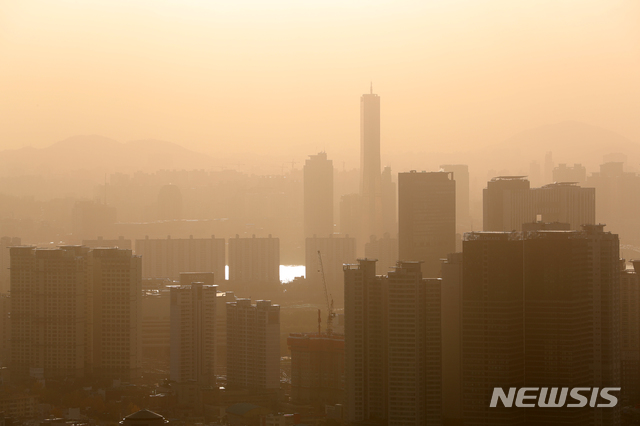 [서울=뉴시스]김근현 수습기자 = 미세먼지 주의보가 발령된 18일 오후 서울 중구 남산에서 바라본 서울 시내가 뿌옇게 보이고 있다. 2019.11.18. khkim@newsis.com 