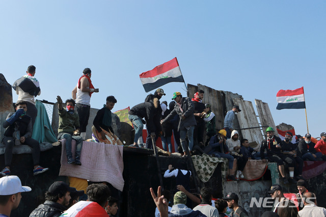 [바그다드=AP/뉴시스] 18일 이라크 수도의 반정부 시위대가 아라르 다리에서 장기 농성 시위를 하고 있다. 2019. 11. 18. 