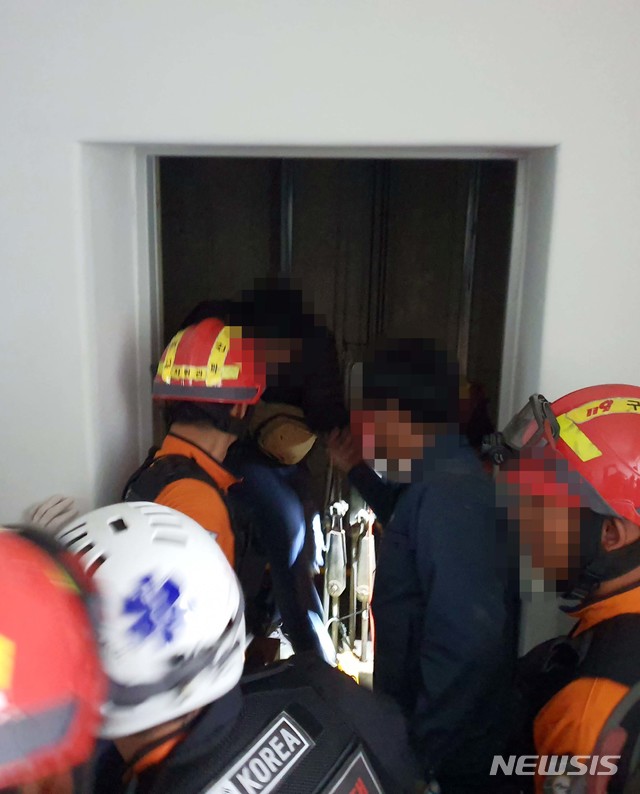 [부산=뉴시스] 18일 오후 4시 22분께 부산 사하구의 한 아파트에서 승강기 3대 중 2호기가 갑자기 급상승해 꼭대기인 18층에 멈춰서는 사고가 발생, 승강기 안에 갇혀 있던 시민 2명이 30여분 만에 구조됐다. (사진=사하소방서 제공).2019.11.19photo@newsis.com 