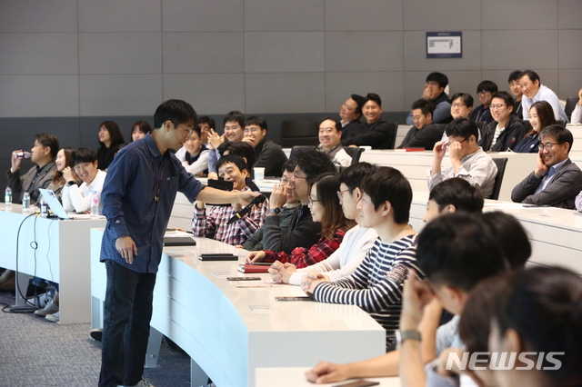 [서울=뉴시스]10월14일부터 3일간 서울 마곡 LG사이언스파크에서 진행된 'LG 컬처위크 2019' 기간 중 지식을 공유하는 LG TED에 임직원들이 참여하고 있는 모습. 2019.10.16.(사진=LG 제공)