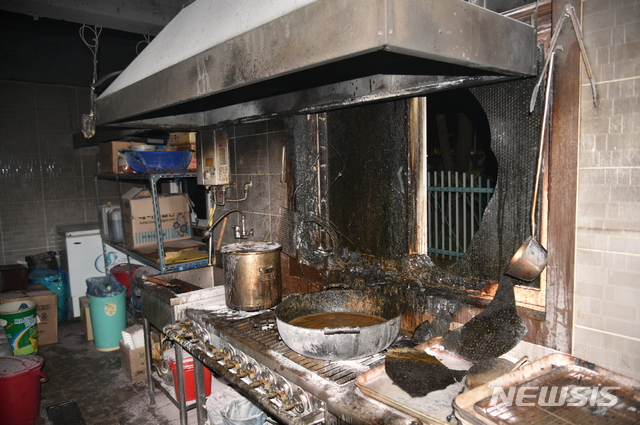 화재가 발생한 대구 동구 신천동 한 식당의 주방. 