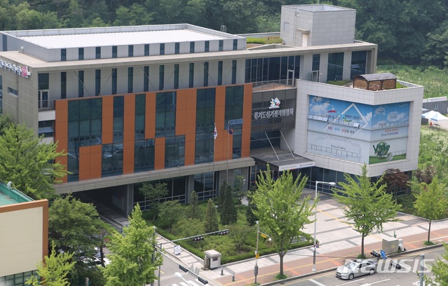 폰테크 달인 경기 현직시장, 선거구민 10여명에 30만원 식사…檢고발 