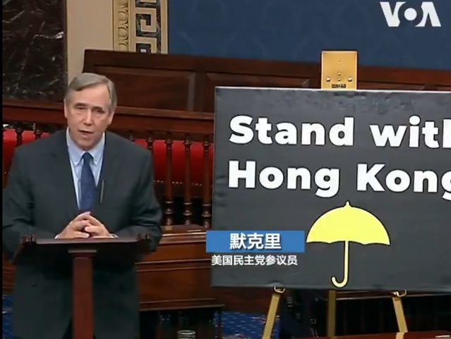 [서울=뉴시스] 19일(현지시간) 미국 상원에서 제프 머클리 상원의원(오리건, 민주)이 ‘홍콩 인권 민주주의 법안’(이하 홍콩인권법'에 대한 지지를 호소하고 있다. 이날 상원이 홍콩인권법을 만장일치로 통과시켰다. <사진출처: 미국의소리방송 중국어판 캡쳐. 2019.11.20 