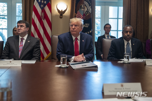 [워싱턴=AP/뉴시스]도널드 트럼프 미국 대통령이 지난 19일 백악관에서 열린 각료회의에 참석한 모습. 2019.11.22.