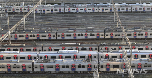 [서울=뉴시스]최진석 기자 = 전국철도노동조합의 총파업 돌입일인 20일 서울 한 코레일차량기지에 열차가 보이고 있다. 전국철도노조는 이날 오전 9시부터 무기한 총파업을 시작한다. 정부는 비상수송대책을 통해 파업기간 동안 광역전철의 경우 평시 대비 82.0% 수준으로 운행할 계획이다. 출퇴근 시간에 전철을 집중 배치해 출근 시에는 92.5%, 퇴근 시에는 84.2%로 운행할 계획이다. 2019.11.20. myjs@newsis.com