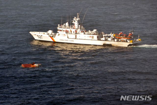 해양경찰이 20일 오후 제주 차귀도 서쪽 해상에서  대성호(29톤·통영선적) 인양을 준비하고 있다. 