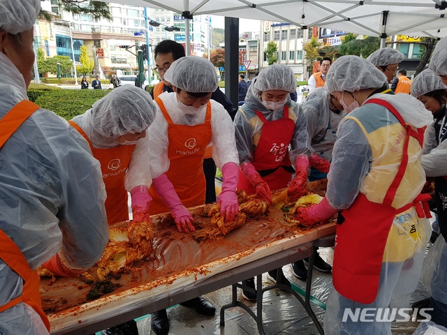 [진주=뉴시스] 지난해 열린 갤러리아백화점 진주점 김장나눔 행사.