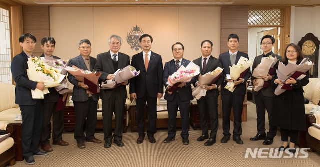 [전주=뉴시스]윤난슬 기자 = 전북대학교는 지난해 연구와 수업, 산학협력 등 분야에서 탁월한 성과를 거둔 교수와 조교를 선정, 포상했다고 21일 밝혔다.(사진=전북대 제공)2019.11.21. photo@newsis.com