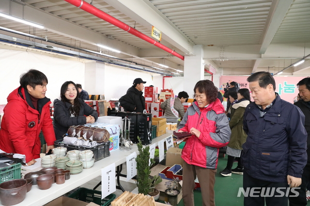 [무주=뉴시스] 한훈 기자 = 전북 무주군은 21일 '2019 무주 기부의 날'을 맞아 어려운 이웃을 위해 성금을 후원받는 '제17회 사랑나눔 먹거리장터'를 군청에서 열었다.(사진=무주군 제공).2019.11.21. photo@newsis.com 