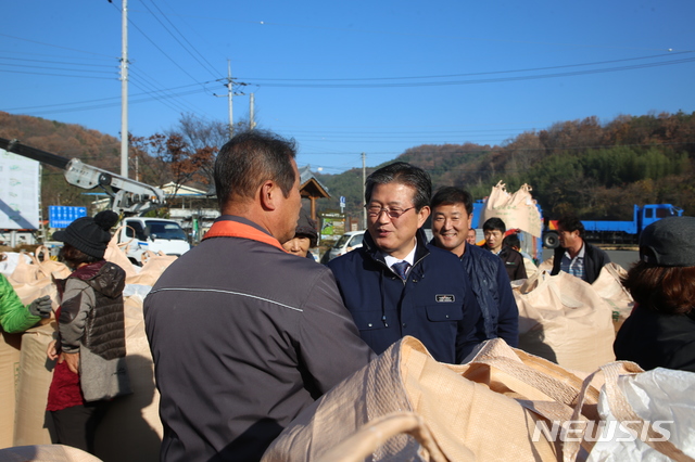 [의령=뉴시스] 21일 이선두(왼쪽에서 두번째)의령군수가 2019년 공공비축미곡‘건조벼’매입 현장을 찾아 관계자들을 만나고 있다. (사진=의령군 제공). 2019.11.21. photo@newsis.com