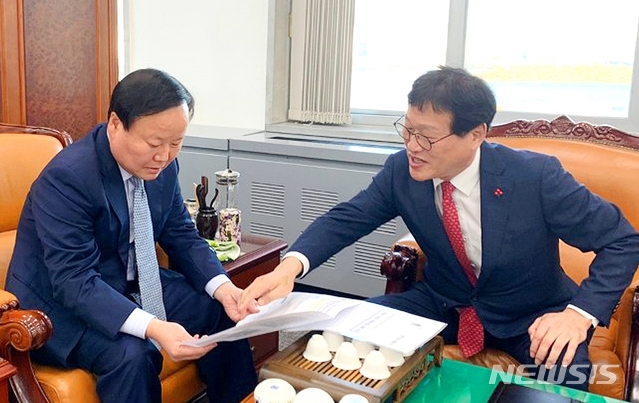 김대권(오른쪽) 수성구청장이 내년 국비확보를 위해 김재원 예결위원장과 면담했다.