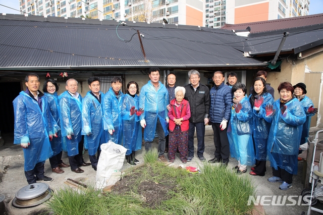 [정읍=뉴시스] 이학권 기자 = 유진섭 전북 정읍시장과 (사)정읍시자원봉사센터는 지역민을 위해 ‘따뜻한 겨울나기 사랑의 연탄 나눔’ 봉사활동을 전개했다고 21일 밝혔다. (사진 = 정읍시 제공).2019.11.21. photo@newsis.com 