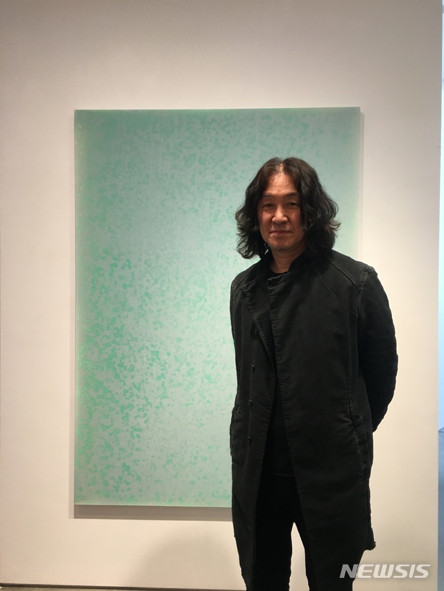 [서울=뉴시스]박현주 미술전문기자=21일 리안갤러리에서 개인전을 연 김택상 작가.