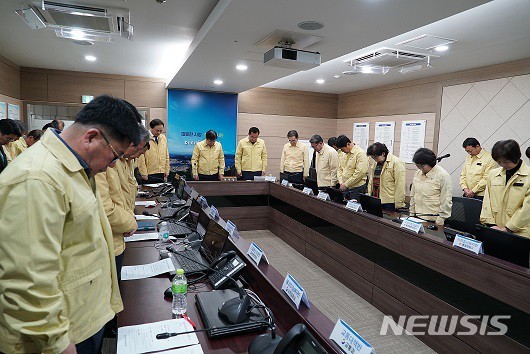 [통영=뉴시스]신정철 기자=자유한국당 정점식 의원(경남 통영고)은 21일 통영시 도·시의원, 통영시내 수협장들과 함께 경남 통영시청 제2청사에 마련된 ‘제주 대성호 화재사고 통영시대책본부’를 찾아사망자의 명복을 비는 묵념을 하고 있다.(사진=정점식 의원실 제공). 2019.11.21. photo@newsis.com