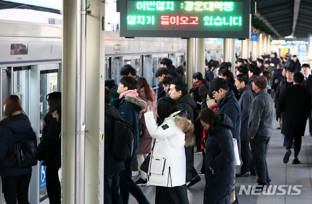 [서울=뉴시스] 이영환 기자 = 서울 지하철 1호선 노량진역에서 승객들이 들어오는 열차를 기다리고 있다. 2022.08.07. 20hwan@newsis.com