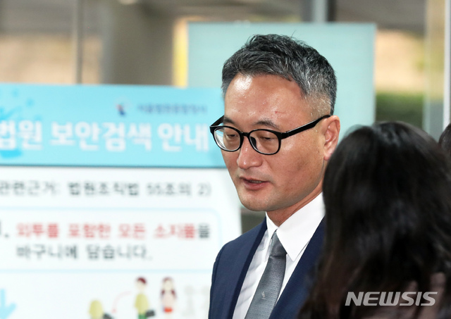 [서울=뉴시스]이윤청 기자 = 군납업자로부터 금품을 수수한 혐의를 받고 있는 이동호 전 고등군사법원장이 21일 오전 서울 서초구 서울중앙지방법원에서 열린 구속 전 피의자심문(영장실질심사)에 출석하고 있다. 2019.11.21.  radiohead@newsis.com