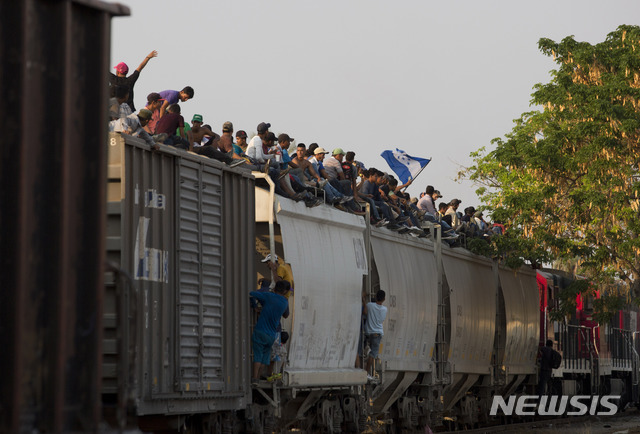 [AP/뉴시스]  화물열차를 타고 멕시코 국경에 도착한 중미 이민들