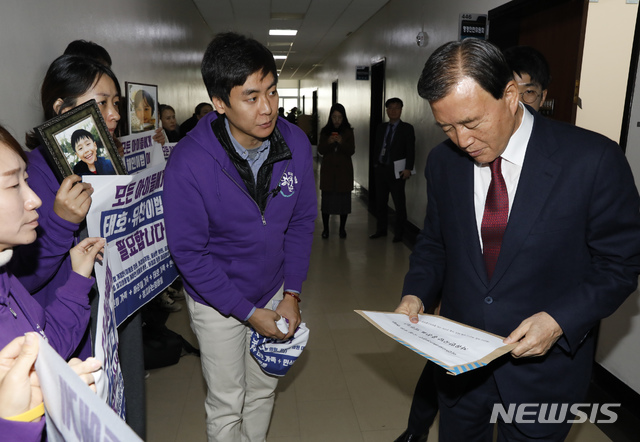 [서울=뉴시스] 고승민 기자 = 정치하는엄마들 회원과 스쿨존 차량사고 등 어린이 피해자 부모들이 21일 서울 여의도 국회 행정안전위원회 법안심사소위원회장 앞에서 어린이안전관리에 관한 법률안과 도로교통법 개정안 등 통과를 촉구하며 피켓시위를 하고 있다. 홍문표 자유한국당 의원이 이들에게 법안 통과 촉구 의견서를 받고 있다. 2019.11.21.kkssmm99@newsis.com