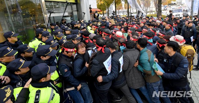 [광주=뉴시스] 신대희 기자 = 전국철도노동조합 총파업 이틀째인 21일 광주 서구 더불어민주당 광주시당사 앞에서 민주노총 공공운수노조 호남본부 철도노조가 노정 교섭 촉구 집회를 벌였다. 조합원들이 당정 협의 촉구 서한을 전달하기 위해 시당 진입을 요구했으나 시설 보호 요청을 받은 경찰이 막아 몸싸움이 벌어지고 있다 . 2019.11.21.  sdhdream@newsis.com