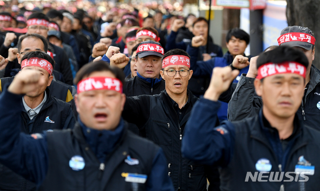 [광주=뉴시스] 신대희 기자 = 전국철도노동조합 총파업 이틀째인 21일 광주 서구 더불어민주당 광주시당사 앞에서 민주노총 공공운수노조 호남본부 철도노조가 노정 교섭 촉구 집회를 하고 있다. 2019.11.21. sdhdream@newsis.com