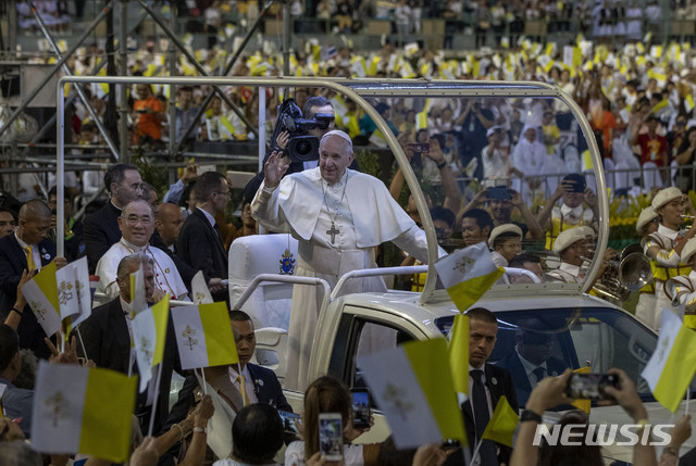 21일 프란치스코 교황이 저녁 미사를 위해 방콕 국립경기장에 도착해 신자들에게 손을 흔들고 있다  2019. 11. 21. 