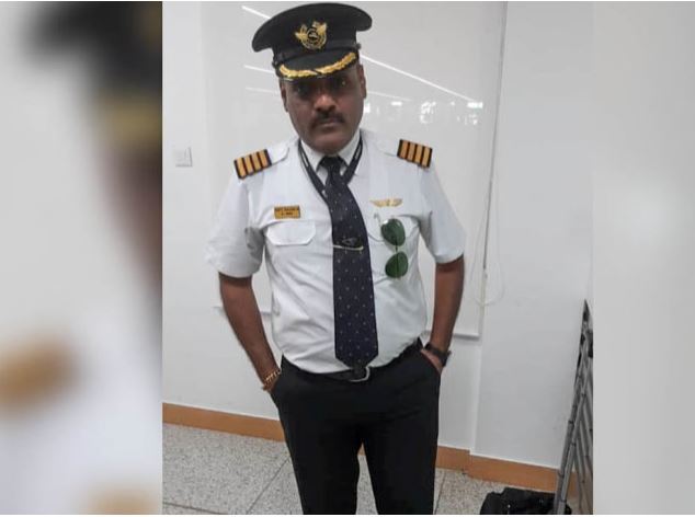 [서울=뉴시스] 라잔 마흐부바니라는 이름의 48세 인도 남성이 지난 19일 저녁 인도 델리의 인디라 간디 국제공항에서 체포됐다. 사진은 가짜 유니폼을 입은 마흐부바니의 모습. <사진출처:CNN> 2019.11.22