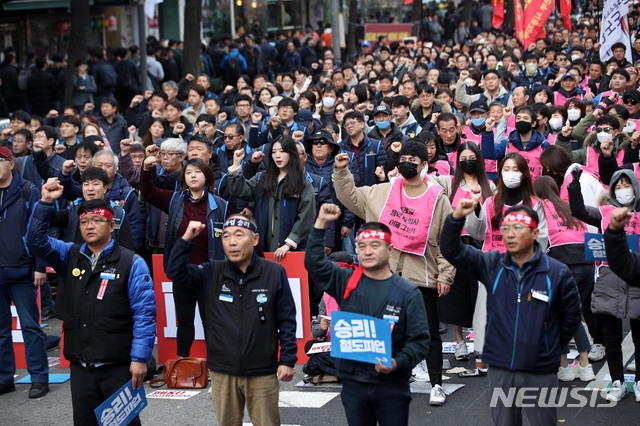 [서울=뉴시스]김선웅 기자 = 철도노조 파업 4일차인 23일 오후 서울 종로구 우정국로에서 공공운수노조·철도노조 등 철도 노동자들이 결의대회를 열고 현장 인력 충원, 임금피크제 폐지, 정부교섭 등을 촉구하고 있다. 2019.11.23. mangusta@newsis.com