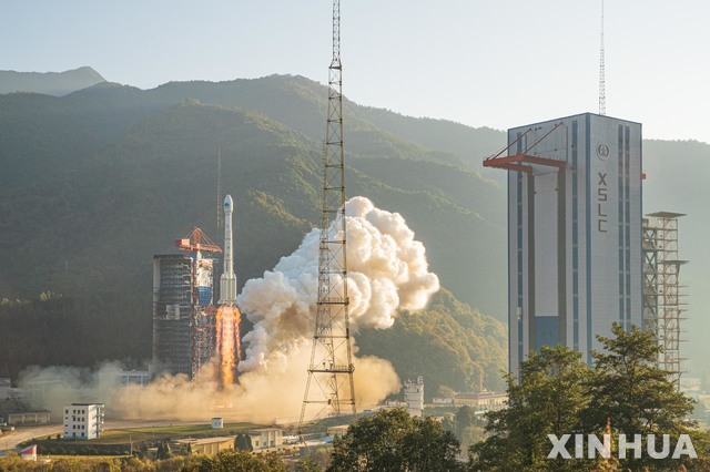 [시창=신화/뉴시스] 중국 우주당국이 23일 쓰촨성 시창 위성발사센터에서 GPS 베이더우 항법위성 2기를 창청3을(乙)-위안정1 운반로켓에 실어 쏘아올리고 있다. 이들 항법위성은 3시간여를 날아 예정궤도에 안착했다. 2019.11.25 