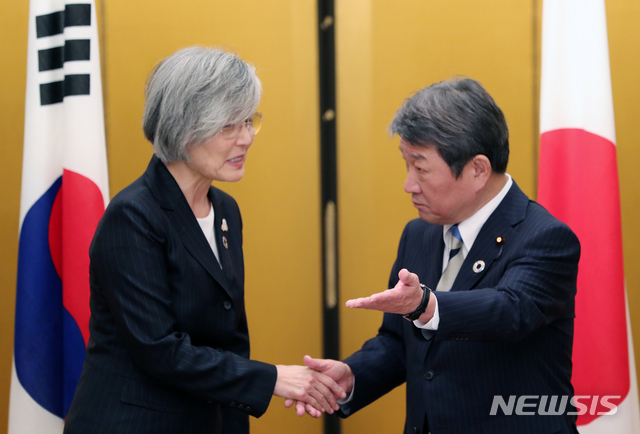 [나고야(일본)] 전진환 기자 = 강경화 장관이 모테기 도시미쓰 외무상과 23일 오후(현지시각) G20(주요 20개국) 외교장관회의가 열린 일본 나고야 관광호텔에서 양자회담을 하기에 앞서 악수하고 있다. 2019.11.23.     amin2@newsis.com