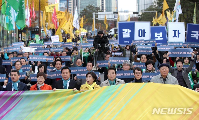 [서울=뉴시스]김선웅 기자 = 정동영 민주평화당 대표, 손학규 바른미래당 대표, 심상정 정의당 대표 등 시민들이 23일 서울 여의도 국회의사당 앞에서 열린 불꽃집회에서 연동형 비례대표제 선거법 통과를 촉구하고 있다. 2019.11.23. mangusta@newsis.com