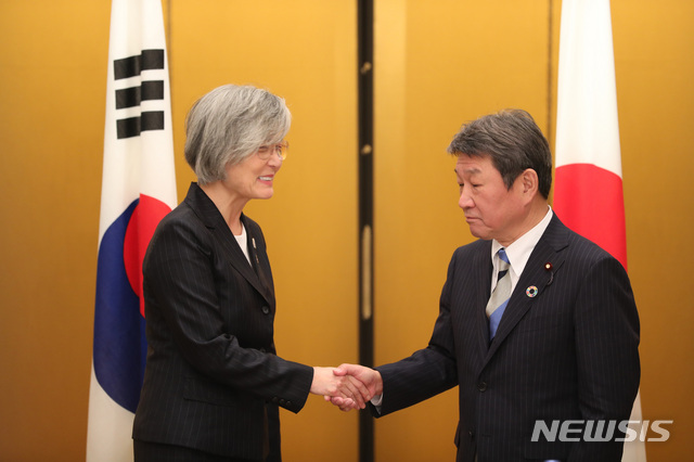 [나고야(일본)] 전진환 기자 = 강경화 장관이 모테기 도시미쓰 외무상과 23일 오후(현지시각) G20(주요 20개국) 외교장관회의가 열린 일본 나고야 관광호텔에서 양자회담을 하기에 앞서 악수하고 있다. 2019.11.23. amin2@newsis.com