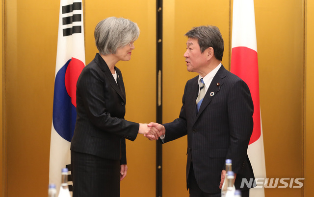 [나고야(일본)] 전진환 기자 = 강경화 장관이 모테기 도시미쓰 외무상과 23일 오후(현지시각) G20(주요 20개국) 외교장관회의가 열린 일본 나고야 관광호텔에서 양자회담을 하기에 앞서 악수하고 있다. 2019.11.23.    amin2@newsis.com