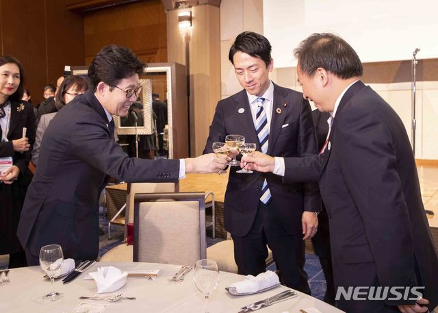 [서울=뉴시스]조명래 환경부장관이 23일 일본 기타규슈에서 열린 제21차 한중일 환경장관회의 환영만찬에서 고이즈미 일본 환경성 장관, 리간지에 중국 생태환경부장관과 건배를 하고 있다. 2019.11.23. (사진=환경부 제공)  photo@newsis.com