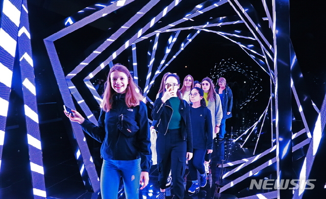 경주엑스포 '찬란한 빛의 신라' 전시관 내 미디어 아트로 표현된 신라문화유산을 체험 중인 외국인 학생들.